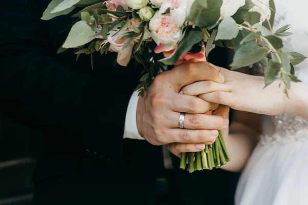 Par Recém Casados Com Flores Close Mãos — Fotografia de Stock