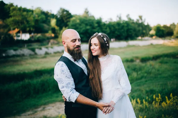 Hermosa Pareja Abrazándose Jardín —  Fotos de Stock