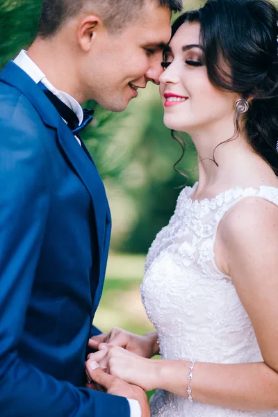 Jeune Couple Jeunes Mariés Tenant Main Dans Jardin Printemps — Photo