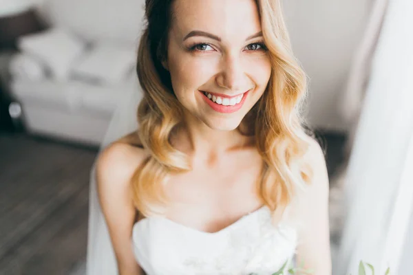 Junge Schöne Braut Posiert Drinnen — Stockfoto