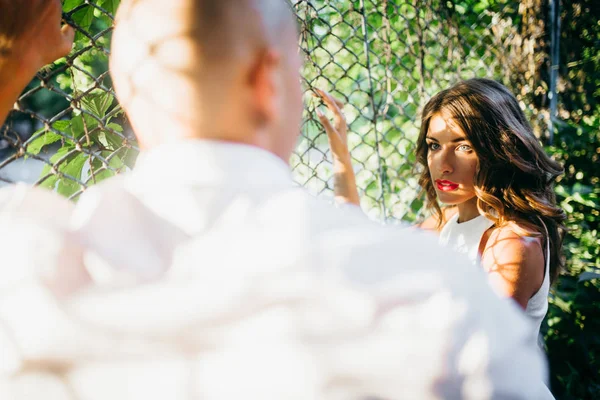 Bonito Jovem Casal Posando Livre — Fotografia de Stock