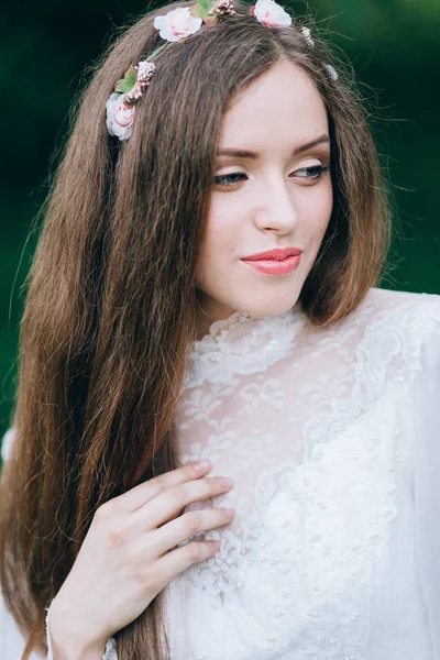 Jeune Belle Mariée Posant Extérieur — Photo