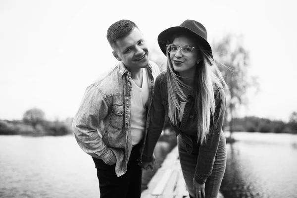 Modepaar Posiert Auf Der Brücke — Stockfoto