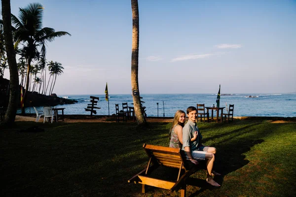 Glückliches Junges Paar Das Sich Den Feiertagen Umarmt Sri Lanka — Stockfoto