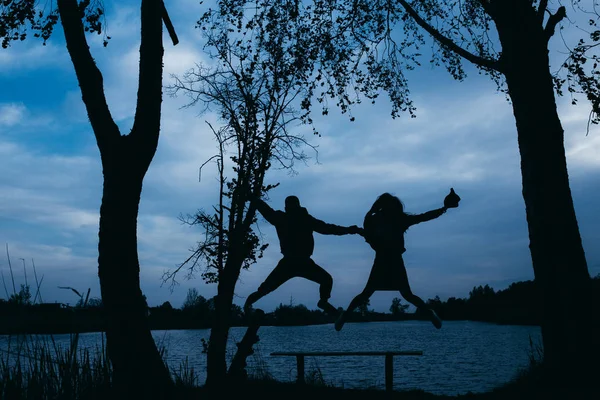 Genç Çift Açık Havada Atlama Moda — Stok fotoğraf