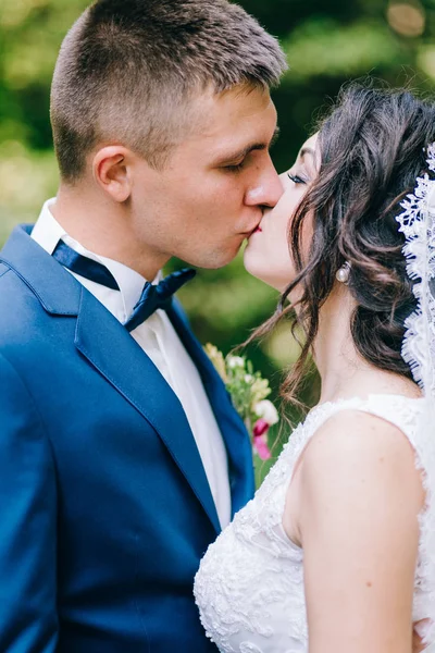 Junges Brautpaar Küsst Sich Frühlingsgarten — Stockfoto