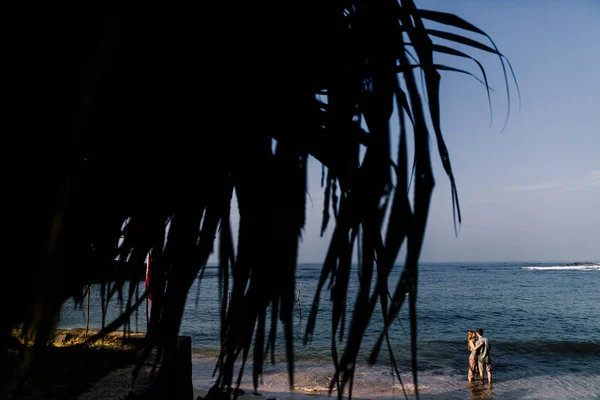 Cuplu Tânăr Fericit Îmbrățișându Vacanță Sri Lanka — Fotografie, imagine de stoc
