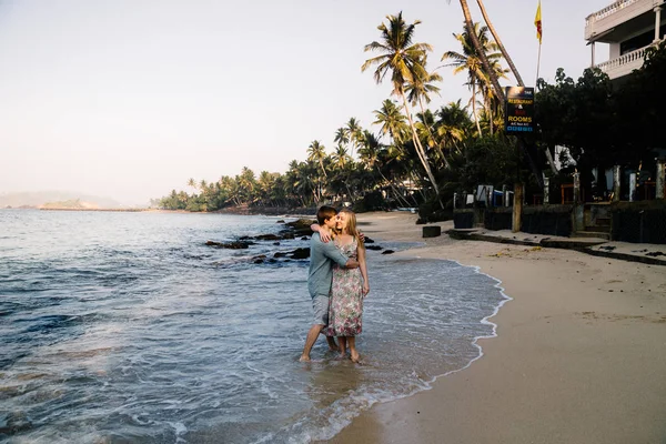 Joyeux Jeune Couple Embrassant Sur Les Vacances Sri Lanka — Photo