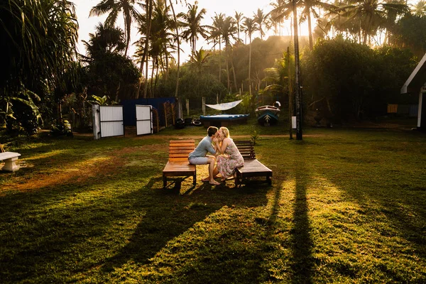 Cuplu Tânăr Fericit Sărutându Vacanță Sri Lanka — Fotografie, imagine de stoc