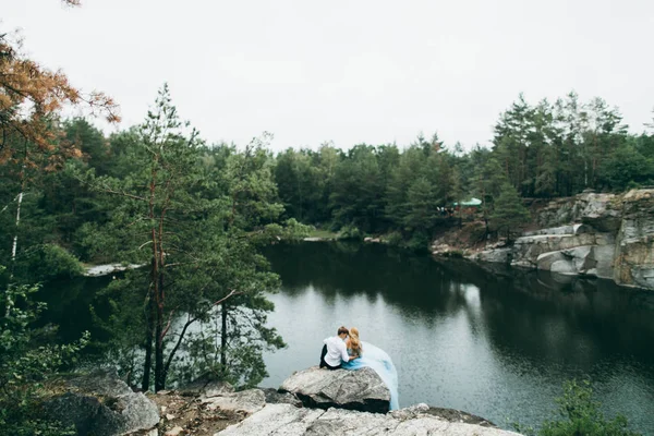 Kayanın Üzerinde Oturan Güzel Genç Çift — Stok fotoğraf