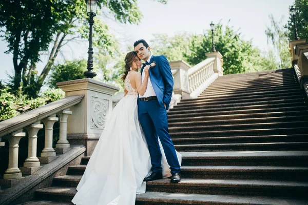 Piękna Para Nowożeńcy Pozowanie Kroki — Zdjęcie stockowe