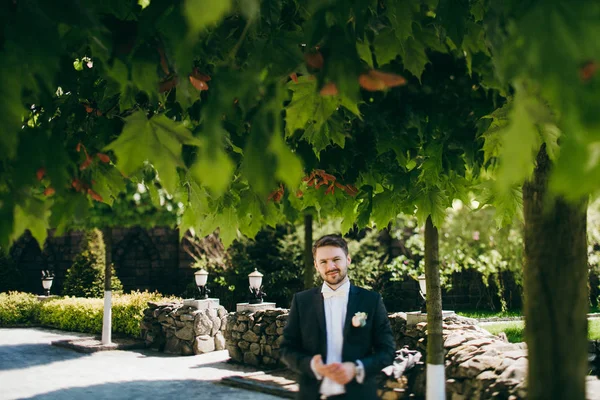 Junger Schöner Mann Posiert Garten — Stockfoto