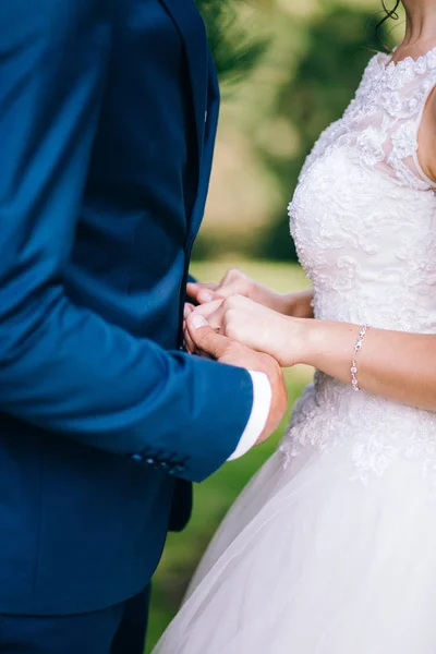 Jovem Casal Recém Casados Mãos Dadas Jardim Primavera — Fotografia de Stock