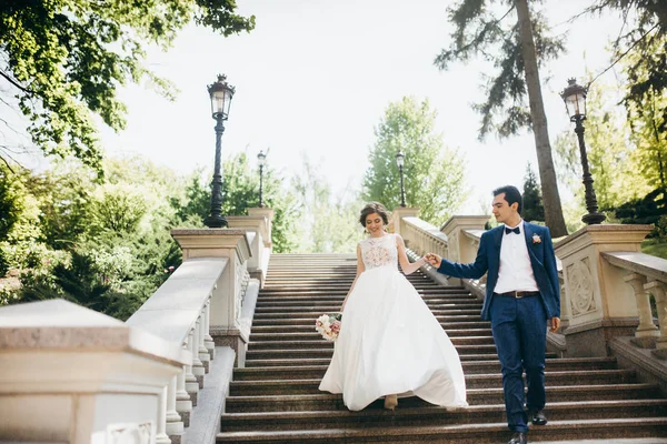 Hermosa Pareja Recién Casados Posando Las Escaleras —  Fotos de Stock