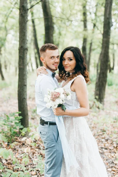 Hermosa Pareja Joven Parque Verano — Foto de Stock