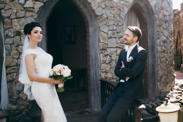 Jeune Beau Couple Posant Par Vieux Bâtiment — Photo