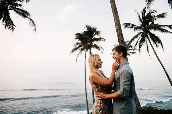 スリランカに抱きしめる幸せな若いカップル — ストック写真