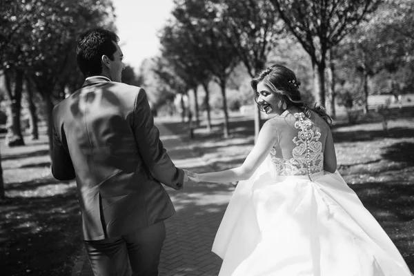 野外を歩いている新婚の美しいカップル — ストック写真