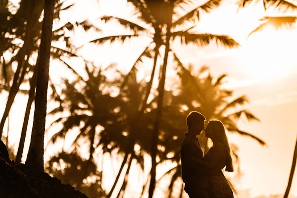 Cuplu Tânăr Fericit Îmbrățișându Vacanță Sri Lanka — Fotografie, imagine de stoc