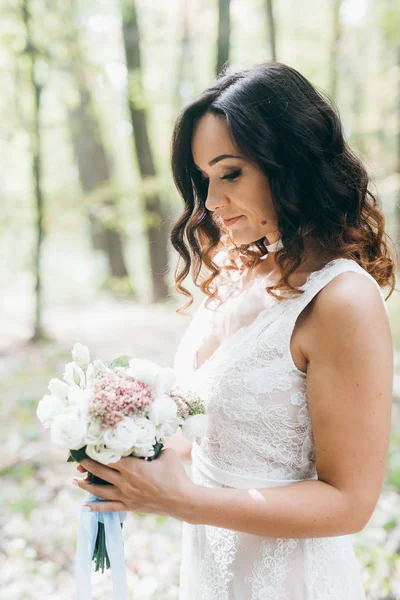 年轻美丽的新娘摆着花束 — 图库照片