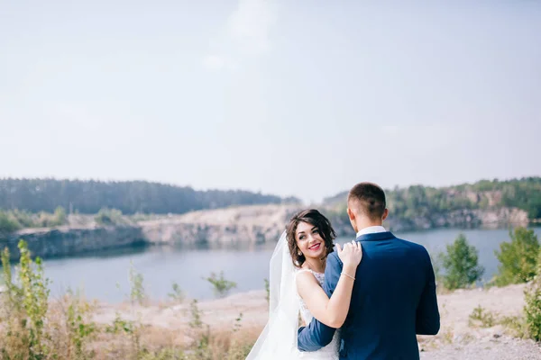 Jovem Casal Recém Casados Posando Por Lago — Fotografia de Stock