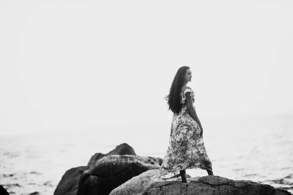 Wanita Cantik Muda Berpose Pantai — Stok Foto