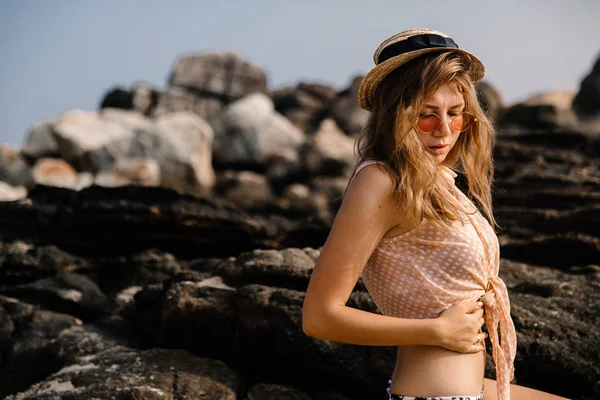 Jovem Bela Mulher Posando Praia — Fotografia de Stock