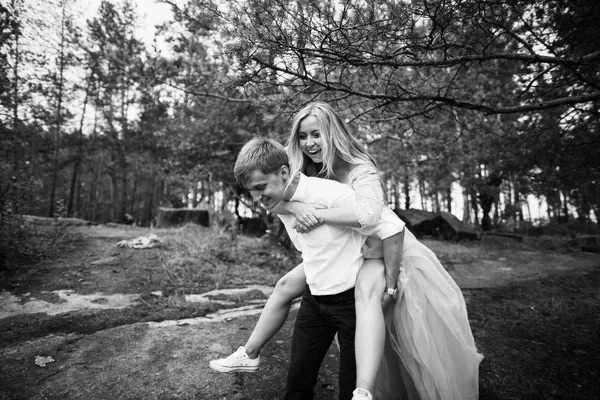 Beautiful Young Couple Summer Park Man Giving Piggyback Ride Woman — Stock Photo, Image