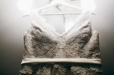 Sabah asılı gelinlikle 