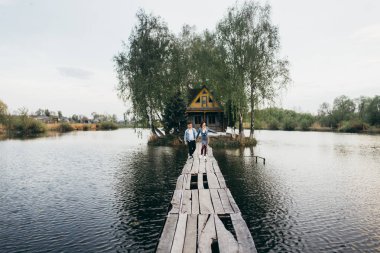 Köprüden yürüyüş moda Çift