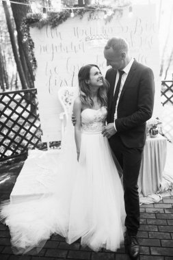 yeni evliler kucaklayan güzel Çift 