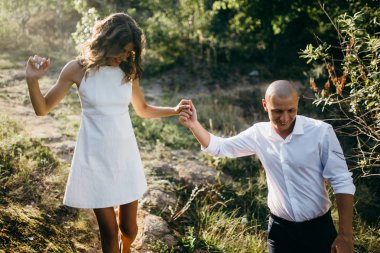 Güzel genç çift yaz Park 