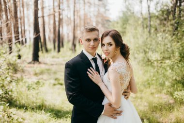 parkta kucaklayan genç güzel Çift