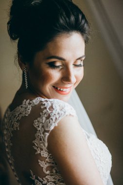 Kapalı poz genç güzel gelin