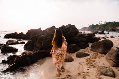 Sahilde poz genç güzel kadın