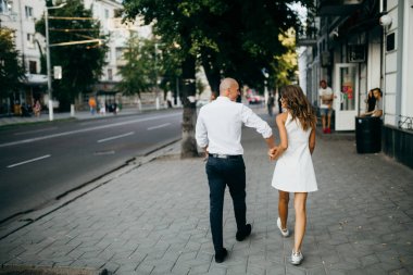 şehirde poz genç güzel Çift 