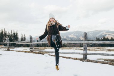 Genç kadın Gezgin dağlarda. Doğa