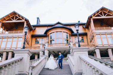 yeni evliler merdivenlerinde poz güzel Çift