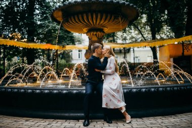 Çeşme tarafından şehirde poz genç güzel Çift