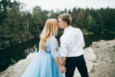 Yaz park öpüşme içinde güzel genç Çift 