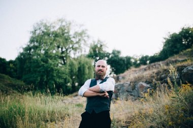 yakışıklı genç damat bahçede poz 