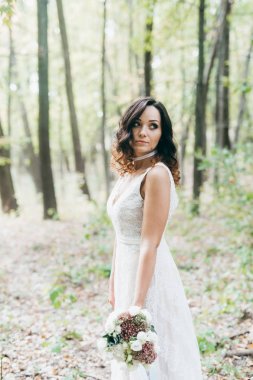 genç güzel gelin buketi ile poz 