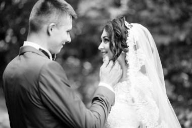  bahar bahçe içinde poz yeni evli genç Çift 