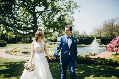 Yeni evliler açık havada poz güzel genç Çift