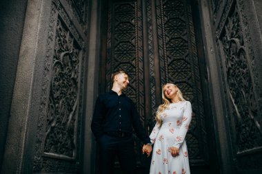 genç güzel çift ellerimi şehirde 