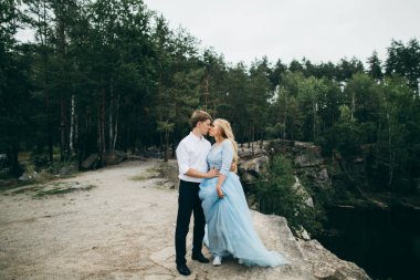 Yaz park kucaklayan içinde güzel genç Çift 