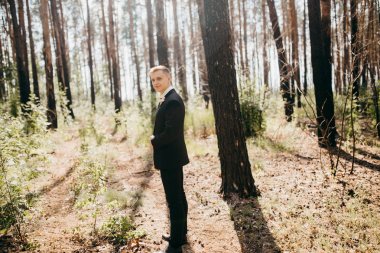 açık havada poz yakışıklı genç damat