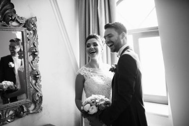 genç güzel çift kapalı poz