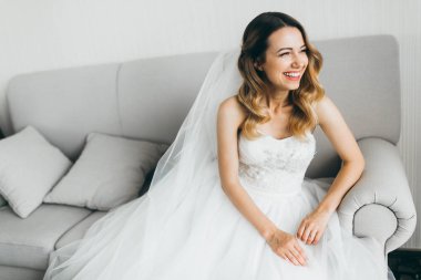 koltukta oturan genç güzel gelin 