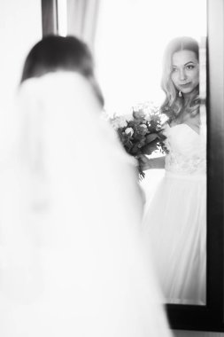 aynaya bakmak genç güzel gelin